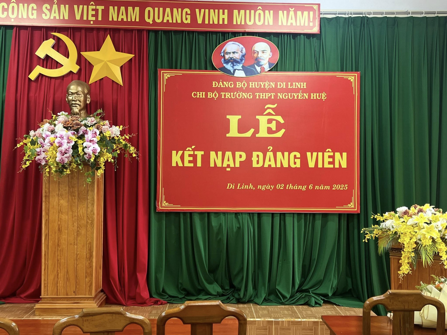 LỄ KẾT NẠP ĐẢNG VIÊN LÀ HỌC SINH